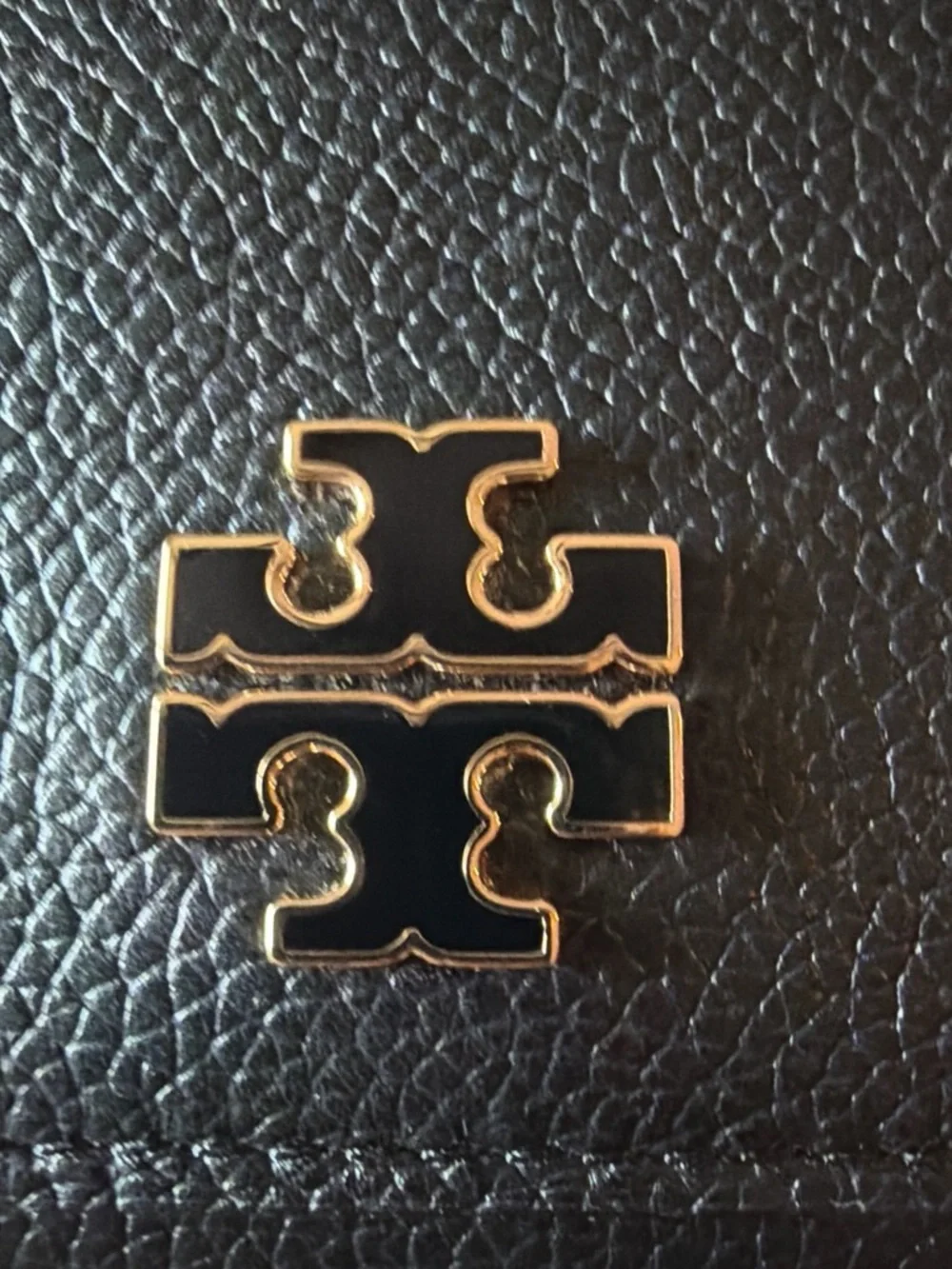 Tory Burch Britten Compact Wallet in black pebbled leather. - Picture 3 of 13